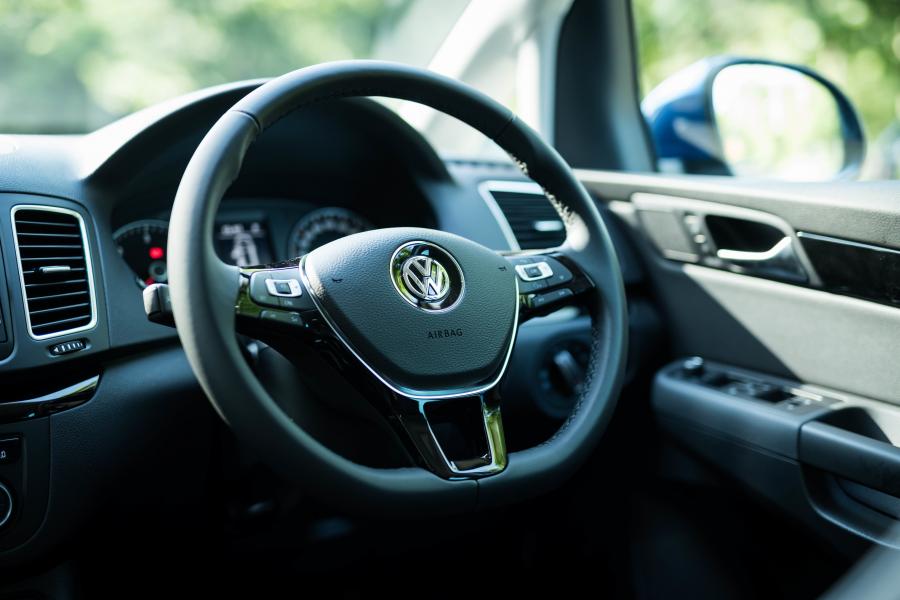 Детали интерьера Volkswagen Sharan 2015 года  (JP) (фото 9 из 16)